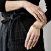 Oryginalna bransoletka damska NAGANO29 wykonana z mosiądzu i stali chirurgicznej zachwyca swoją przestrzenną formą i elegancką prostotą jaka biżuteria na wiosnę modna modne bransoletki prezent