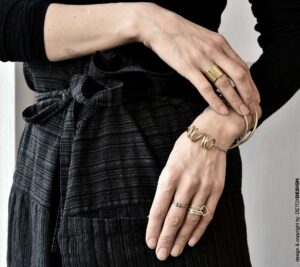 Detoxdesign Oryginalna bransoletka damska NAGANO29 wykonana z mosiądzu i stali chirurgicznej zachwyca swoją przestrzenną formą i elegancką prostotą jaka biżuteria na wiosnę modna modne bransoletki prezent