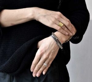 Minimalistyczna i subtelnie industrialna współczesna czarna bransoletka TESLA27 unisex Minimalistyczna i subtelnie industrialna współczesna czarna bransoletka TESLA27 unisex z elementami ze stali nierdzewnej wygląda na kobiecym nadgarstku doskonale i tak samo obłędnie ta bransoletka wygląda na mężczyźnie.