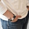 Intrygująca i oryginalna regulowana bransoletka z liny na zdjęciu w zbliżeniu na nadgarstku kobiety ale to wzór biżuterii unisex również dla mężczyzn.