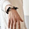 Współczesna bransoletka z czarnej liny na męskim nadgarstku wygląda obłędnie a ten model to bransoletki unisex i może je nosić także kobieta a efekt będzie tak samo świetny.