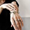 Zdjęcie w dużym skrócie i widok z przodu szlachetnej i współcześnie eleganckiej bransoletki na kobiecym nadgarstku