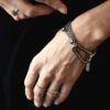 Piękne zdjęcie kobiecych dłoni z naszą autorską i zachwycającą oraz współczesną bransoletką na nadgarstku i naszymi subtelnymi pierścionkami na palcach, srebrna bransoletka AOMORI16 zachwyca jaka biżuteria na wiosnę lato modna na prezent jakie bransoletki najlepsze