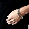 Oryginalna bransoletka srebrna na zdjęciu to nasza autorska bransoletka unisex z delikatnych łańcuszków i dużego zapięcia