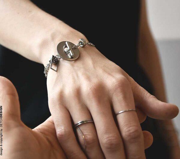 Widoczna na tym zdjęciu srebrna bransoletka AOMORI 18 ze stali chirurgicznej ma szlachetny charakter jaka biżuteria na wiosnę modna na prezent