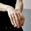 Srebrny pierścionek NAGANO 24, który wszyscy kochają za jego współczesną i ponadczasową elegancję i lekkość.