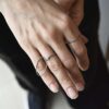 Intrygujący i zachwycający wszystkich wzór naszego autorskiego pierścionka ze stali chirurgicznej widoczny na kobiecym palcu w zbliżeniu.
