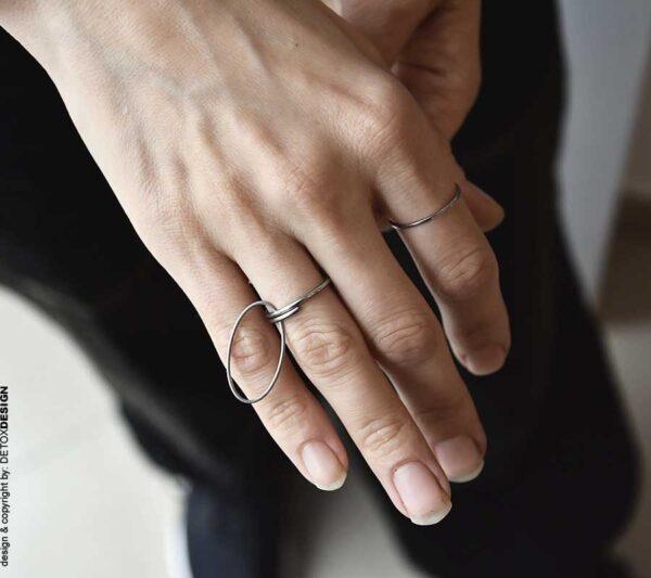 Intrygujący i zachwycający wszystkich wzór naszego autorskiego pierścionka ze stali chirurgicznej widoczny na kobiecym palcu w zbliżeniu.