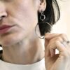 Kobiety kochają nasze duże kolczyki NAGANO 31 za ponadczasową i współczesna elegancję i minimalizm i też te kolczyki na zdjęciu zachwycają.