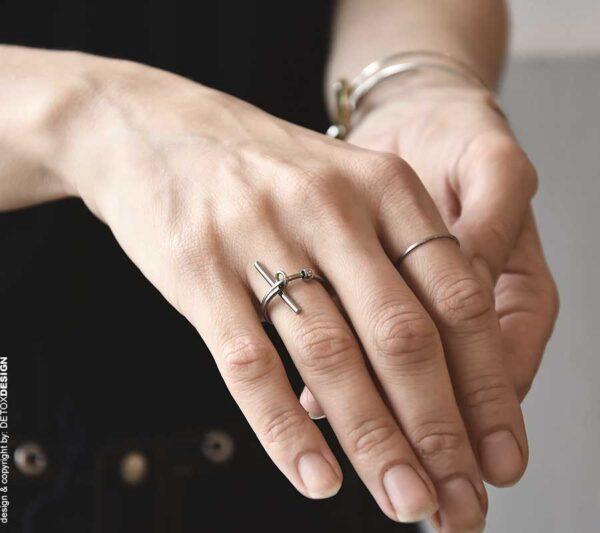 Oryginalny srebrny pierścionek NAGANO 27 wykonujemy ze stali chirurgicznej a swobodna i mobilna poprzeczka jest delikatna.