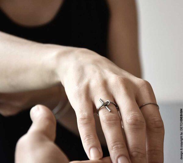 Uwielbiamy projektować pierścionki minimalistyczne bo tak jak ten na zdjęciu pasują do każdego stylu i na każdą okazję.