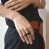 Detoxdesign Zaprojektowaliśmy dla Ciebie kolejny współczesny i elegancki w minimalistycznym wzornictwie czarny pierścionek KOBRO 38 zachwycający na tym zdjęciu a w rzeczywistości wygląda jeszcze lepiej.