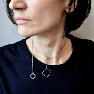Na zdjęciu zachwycający lekkością i szlachetną geometrią srebrny naszyjnik NAGANO 12 ze stali chirurgicznej.