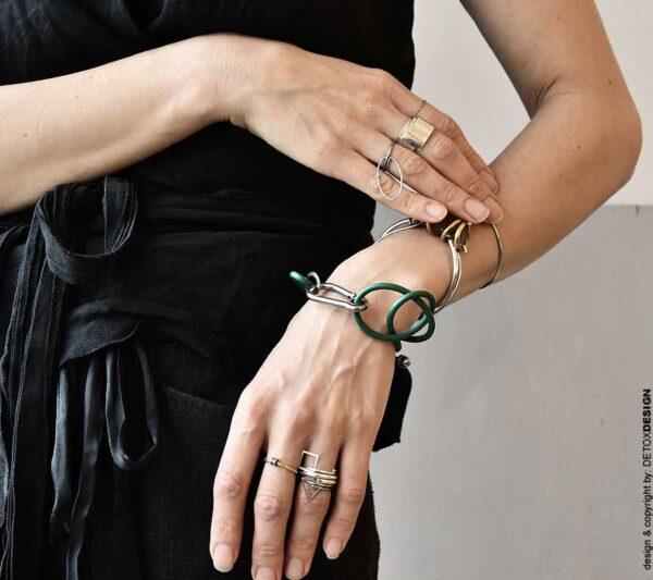 Industrialna bransoletka AOMORI19 widoczna na tym zdjęciu na kobiecym nadgarstku zachwyca swoim przestrzennym charakterem jaka biżuteria na wiosnę lato modna na prezent jakie bransoletki najlepsze
