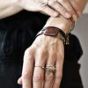 Bransoletka z kamieniem kwarcu wygląda na nadgarstku zjawiskowo i pasuje do każdej okazji bo nasza biżuteria pasuje na co dzień i od święta.