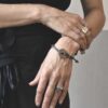 Zobacz to intrygująca bransoletka damska IZUMO09 pełna minimalistycznej i współczesnej elegancji a takie modne bransoletki wyglądają zachwycająco na kobiecym nadgarstku jaka biżuteria na wiosnę modna na prezent