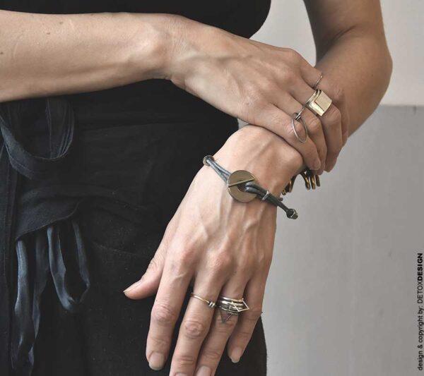 Zobacz to intrygująca bransoletka damska IZUMO09 pełna minimalistycznej i współczesnej elegancji a takie modne bransoletki wyglądają zachwycająco na kobiecym nadgarstku jaka biżuteria na wiosnę modna na prezent