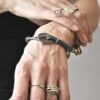 A na tym zdjęciu nasza niezwykła bransoletka widoczna jest z przodu w skrócie i również wygląda obłędnie bo nasze bransoletki i nasza biżuteria zachwyca z każdej strony.