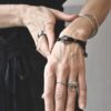 Detoxdesign Na zdjęciu widoczna super intrygująca czarna bransoletka IZUMO10 ze szlachetnym i eleganckim pazurem wygląda świetnie na kobiecym nadgarstku jaka biżuteria na wiosnę modna modne bransoletki prezent