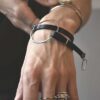Bransoletka na zdjęciu na kobiecym nadgarstku nie tylko zachwyca geometrią i grafiką oraz szlachetnym minimalizmem ale również nasze bransoletki i nasza biżuteria cudownie zdobi kobiece nadgarstki.