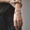 Na zdjęciu zjawiskowa geometryczna bransoletka damska IZUMO12 pełna lekkości i współczesnej jaka biżuteria na wiosnę modna modne bransoletki prezent