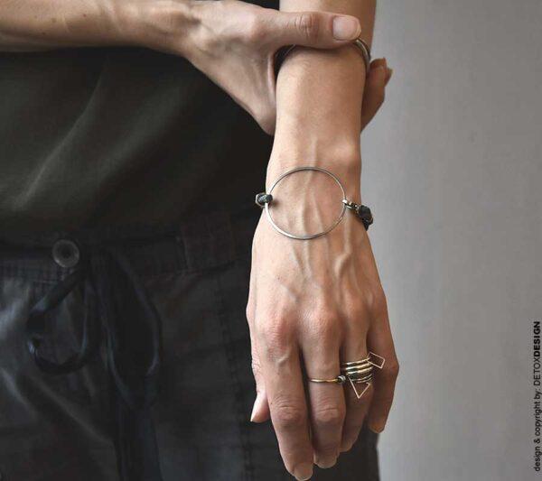 Na zdjęciu zjawiskowa geometryczna bransoletka damska IZUMO12 pełna lekkości i współczesnej jaka biżuteria na wiosnę modna modne bransoletki prezent