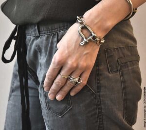 Detoxdesign Na zdjęciu intrygująca i zachwycająca srebrna bransoletka AOMORI21 z szeklą na kobiecym nadgarstku wygląda obłędnie a to biżuteria unisex i na męskim nadgarstku też wygląda świetnie jaka biżuteria najlepsza na wiosnę lato modna na prezent jakie bransoletki najlepsze