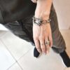 Zdjęcie pokazuje świetną bransoletkę unisex w widoku z góry jak zachwycająco układa się na damskim nadgarstku a taka biżuteria noszona przez mężczyzn też zachwyca niesamowicie.