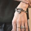 Zdjęcie pokazuje w zbliżeniu kobiecy nadgarstek a na nim obłędna bransoletka unisex z szeklą a to biżuteria też dla mężczyzn.