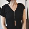 Detoxdesign Zachwycający długi naszyjnik NAGANO 14 z łańcuszka ze stali chirurgicznej widoczny na zdjęciu jak nosi go kobieta zachwyca swoją lekkością i współczesną elegancją na każdą okazję.
