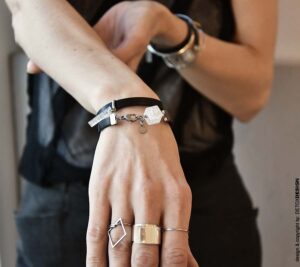 Czarna bransoletka FUKUI32 widoczna na zdjęciu na kobiecym nadgarstku zachwyca jak wszystkie nasze modne bransoletki jaka biżuteria na wiosnę lato modna na prezent