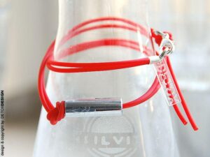 czerwona bransoletka ANDO25 biżuteria industrialna Widok z przodu bransoletki detoxdesign z kolekcji ando wykonanej z włoskiego kauczuku w kolorze obłędnej czerwieni oraz z tulei ze stali nierdzewnej w kolorze srebrnym. Model unisex to czerwona bransoletka ANDO25