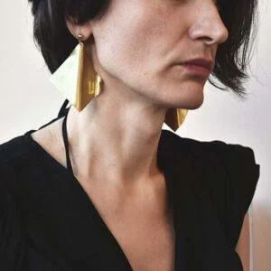 Rzeźbiarskie złote kolczyki NAGANO 33 z mosiądzu i można nosić jeden kolczyk jak i dwa kolczyki a za każdym razem kobiety są zachwycone.