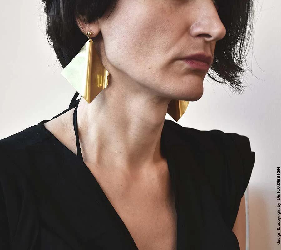 Rzeźbiarskie złote kolczyki NAGANO 33 z mosiądzu i można nosić jeden kolczyk jak i dwa kolczyki a za każdym razem kobiety są zachwycone.