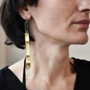 Długie kolczyki NAGANO 34 na zdjęciu zachwycają i imponują