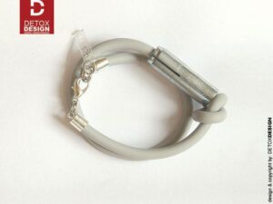 Industrialna bransoletka unisex ANDO24 Widok z góry bransoletki z kolekcji ando zaprojektowanej przez markę detoxdesign i wykonanej ręcznie z włoskiego kauczuku w kolorze pięknej szarości oraz tulei ze stali nierdzewnej. To industrialna bransoletka unisex ANDO24