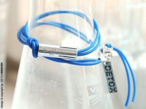 Lekka bransoletka industrialna ANDO23 Widok z przodu bransoletki detoxdesign z kolekcji ando wykonanej z włoskiego kauczuku w kolorze chabrowym i stali nierdzewnej oraz stali chirurgicznej to lekka bransoletka industrialna ANDO23