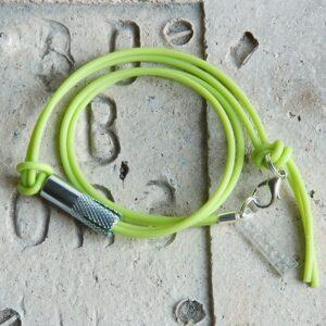 Widok z góry bransoletki detoxdesign wykonanej ręcznie z kauczuku włoskiego w obłędnie zielonym kolorze i ze stali nierdzewnej