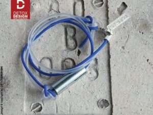 Oryginalna i modna biżuteria industrialna bransoletka ANDO20 Na zdjęciu industrialna bransoletka ANDO20 ze stali chirurgicznej oraz włoskiego kauczuku mrożonego oraz w kolorze szlachetnego chabru.