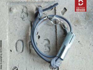 Industrialna bransoletka unisex ANDO16 Na zdjęciu grafitowy i mleczny kauczuk oraz tuleja ze stali nierdzewnej tworzą oryginalną model bo to nasza industrialna bransoletka unisex ANDO16