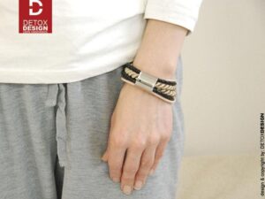 Bransoletka i naszyjnik OMAPREMIUM19 ze skóry i stali chirurgicznej w obłędnych beżowych kolorach z czarnym akcentem zachwyca wszystkich.