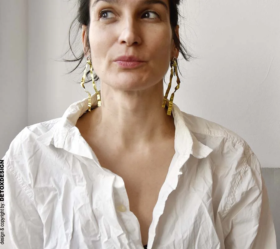 Na tym zdjęciu pokazujemy wiszące kolczyki NAGANO76 zachwycają szlachetnym minimalizmem, lekkością i współcześnie rzeźbiarskim charakterem jaka biżuteria prezent