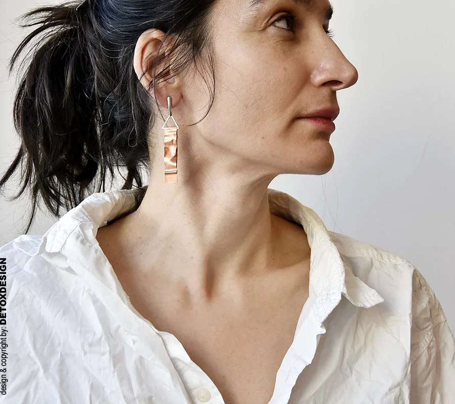 Widoczne na tym zdjęciu długie kolczyki NAGANO74 to intrygujące i oryginalne kolczyki, minimalistyczne i subtelnie industrialne kolczyki jaka biżuteria prezent