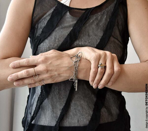 Zdjęcie na którym geometryczna bransoletka AOMORI40 zachwyca na kobiecym nadgarstku a obłędnie wygląda noszona także jako zjawiskowy naszyjnik.