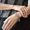 Geometryczna bransoletka 2 w 1 Aomori40 ze stali chirurgicznej, możliwość noszenia jako naszyjnik z regulowaną długością, łańcuch z wydłużonych ogniw, duże trójkąty