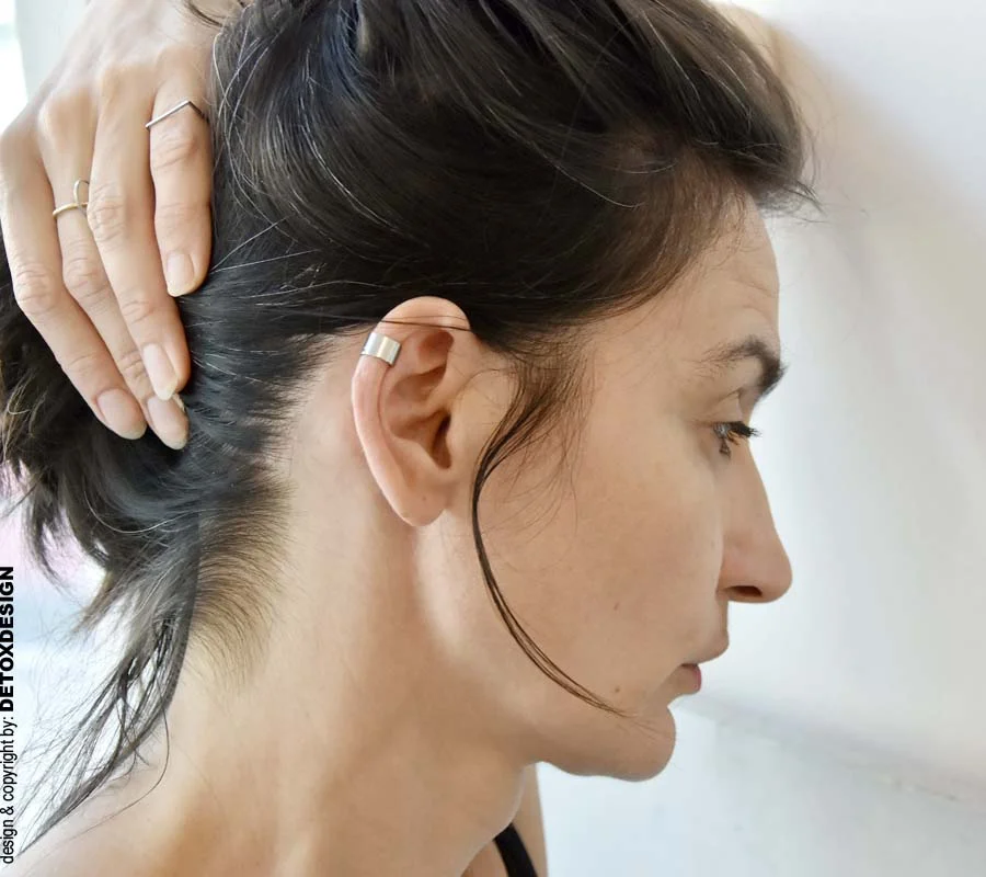 Na zdjęciu prosta nausznica KOBE01, która zachwyca na każdym uchu bo to biżuteria unisex