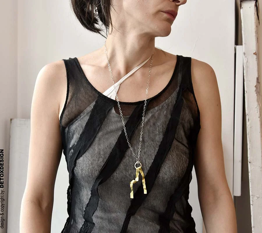 Lekki naszyjnik damski NAGANO23 zachwyca współczesną i rzeźbiarską formą oraz szlachetną prostotą jaka biżuteria na prezent