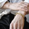 Minimalistyczna bransoletka mosiężna Nagano41, widok na nadgarstku, zbliżenie