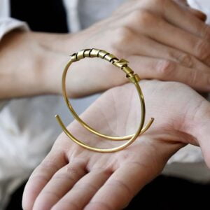 Zobacz jak na dłoni szlachetną prostotę, którą zachwyca minimalistyczna bransoletka mosiężna NAGANO41 jaka biżuteria na prezent
