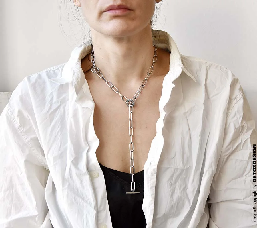 Industrialny naszyjnik AOMORI16 na zdjęciu noszony przez kobietę intryguje bo to współczesna biżuteria z pazurem dla każdego bo to biżuteria unisex jaka na prezent